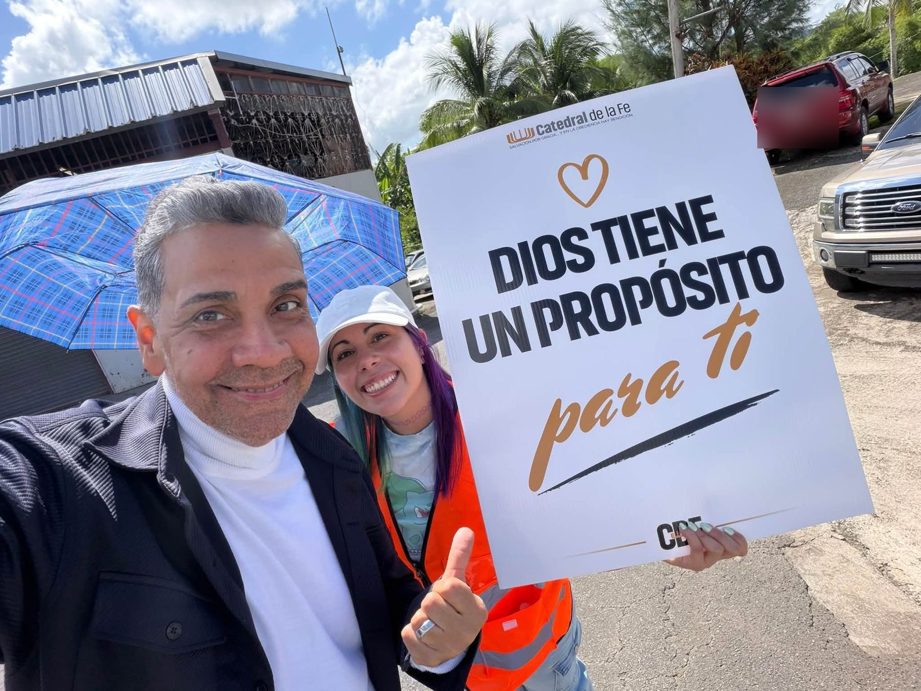 Pastor Walter Agosto sonriendo durante una actividad de evangelismo